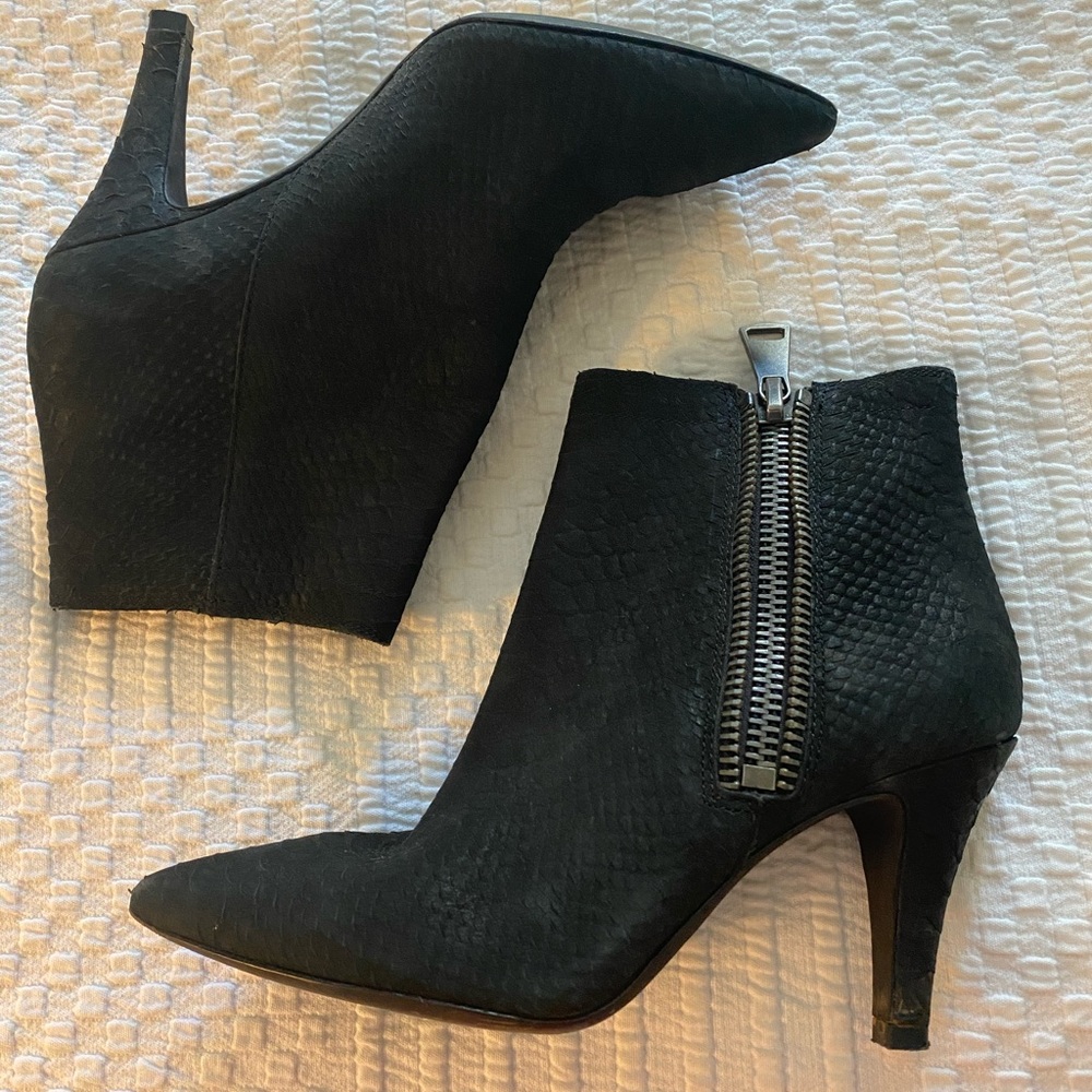 Black leather pointed toe ankle heel boots!